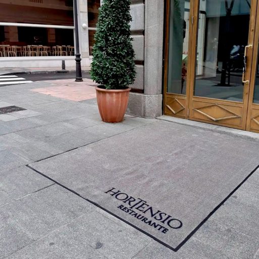 felpudo a medida entrada del hotel exterior
